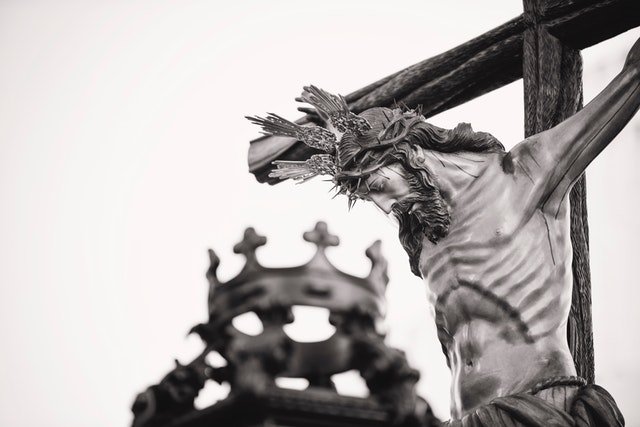 grayscale-photo-of-crucifix-977657