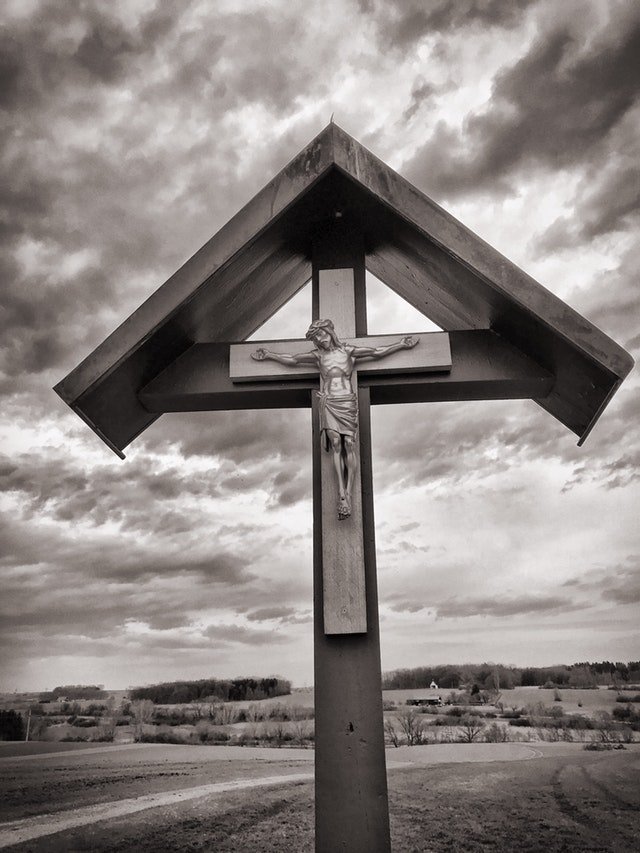 brown-wooden-crucifix-photography-984442