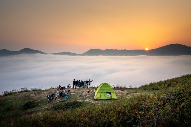 people-standing-on-cliff-looking-at-sea-of-clouds-3232542